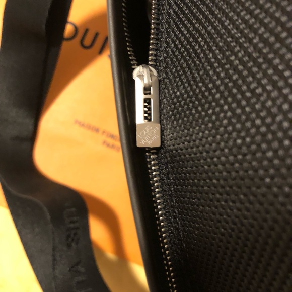 Authentic Louis Vuitton Loup Noir Canvas Messenger.Like new.Excellent condition. - Picture 10 of 14